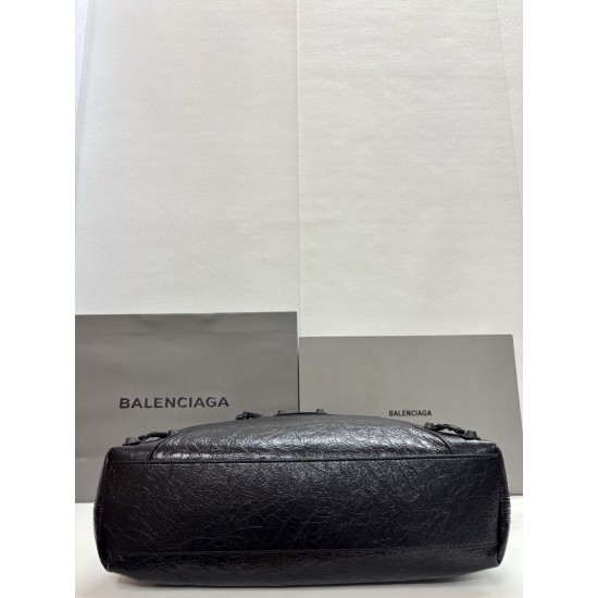 370 Balengiag le city moto large biker bag is back in full force If you like the biker bag's studded functionality but want it to be a little more minimalist, we strongly recommend that you choose the moto lightweight and large capacity, the whole bag is 