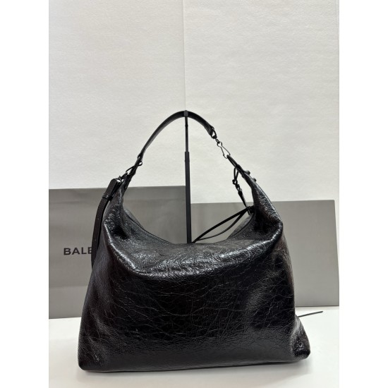 370 Balengiag le city moto large biker bag is back in full force If you like the biker bag's studded functionality but want it to be a little more minimalist, we strongly recommend that you choose the moto lightweight and large capacity, the whole bag is 