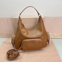 390 spot caramel color MiuMi24ss new biker armpit bag multi-pocket design is really very practical retro with practical elements very able to load the design of a bag in line with the current armpit bag fashion trend of the bag suitable for spring and sum