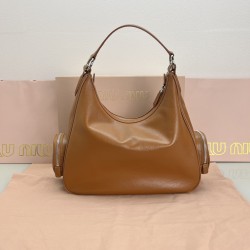 390 spot caramel color MiuMi24ss new biker armpit bag multi-pocket design is really very practical retro with practical elements very able to load the design of a bag in line with the current armpit bag fashion trend of the bag suitable for spring and sum