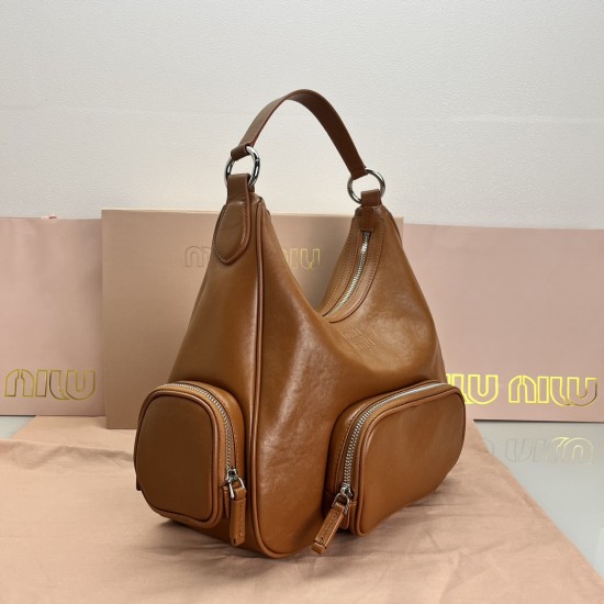 390 spot caramel color MiuMi24ss new biker armpit bag multi-pocket design is really very practical retro with practical elements very able to load the design of a bag in line with the current armpit bag fashion trend of the bag suitable for spring and sum