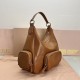 390 spot caramel color MiuMi24ss new biker armpit bag multi-pocket design is really very practical retro with practical elements very able to load the design of a bag in line with the current armpit bag fashion trend of the bag suitable for spring and sum