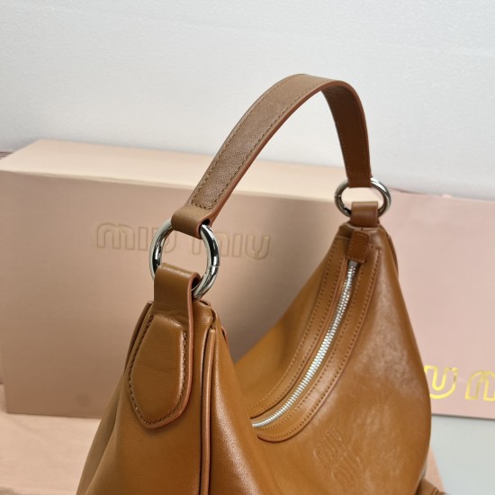 390 spot caramel color MiuMi24ss new biker armpit bag multi-pocket design is really very practical retro with practical elements very able to load the design of a bag in line with the current armpit bag fashion trend of the bag suitable for spring and sum