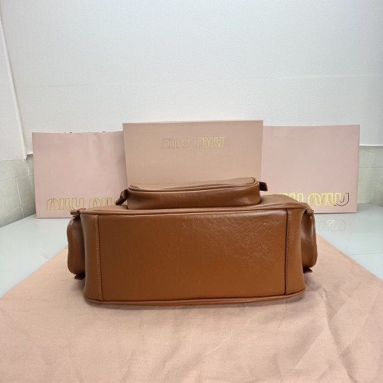 390 spot caramel color MiuMi24ss new biker armpit bag multi-pocket design is really very practical retro with practical elements very able to load the design of a bag in line with the current armpit bag fashion trend of the bag suitable for spring and sum