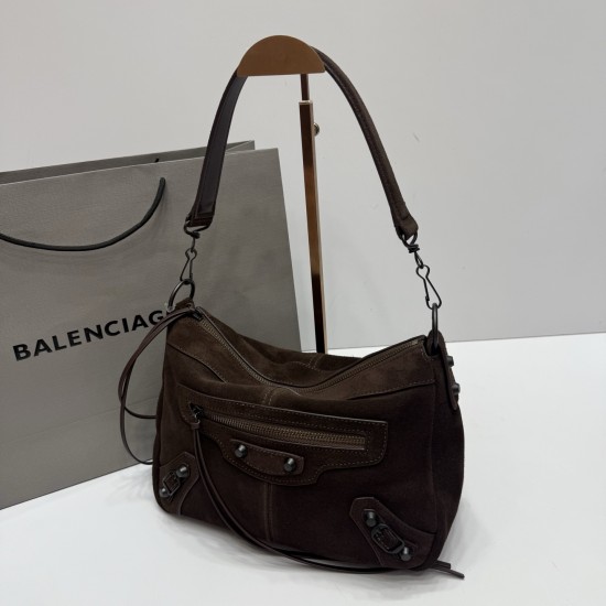 Frosted Leather Coffee Balenciag New Horizontal Handle Camera Biker Bag The increasingly popular Parisian biker bag has finally been updated with a new version of the traditional biker bag, along with the classic biker elements, full of rock 'n' roll bold