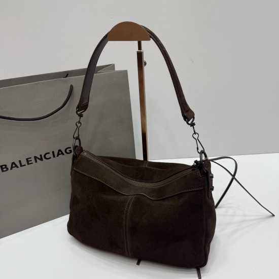 Frosted Leather Coffee Balenciag New Horizontal Handle Camera Biker Bag The increasingly popular Parisian biker bag has finally been updated with a new version of the traditional biker bag, along with the classic biker elements, full of rock 'n' roll bold