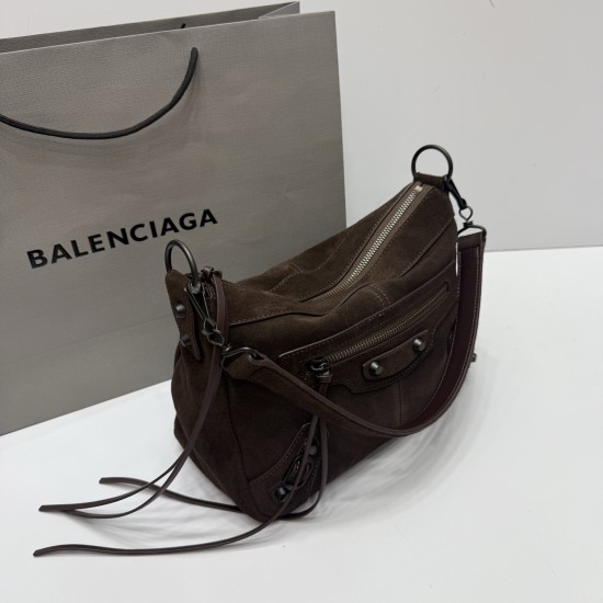 Frosted Leather Coffee Balenciag New Horizontal Handle Camera Biker Bag The increasingly popular Parisian biker bag has finally been updated with a new version of the traditional biker bag, along with the classic biker elements, full of rock 'n' roll bold