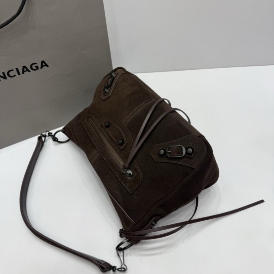 Frosted Leather Coffee Balenciag New Horizontal Handle Camera Biker Bag The increasingly popular Parisian biker bag has finally been updated with a new version of the traditional biker bag, along with the classic biker elements, full of rock 'n' roll bold