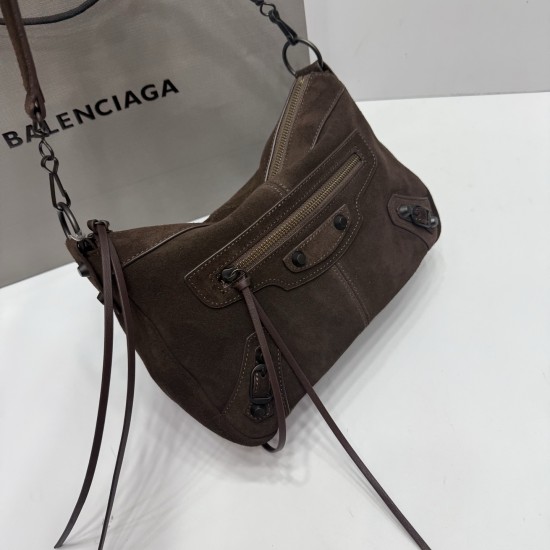 Frosted Leather Coffee Balenciag New Horizontal Handle Camera Biker Bag The increasingly popular Parisian biker bag has finally been updated with a new version of the traditional biker bag, along with the classic biker elements, full of rock 'n' roll bold