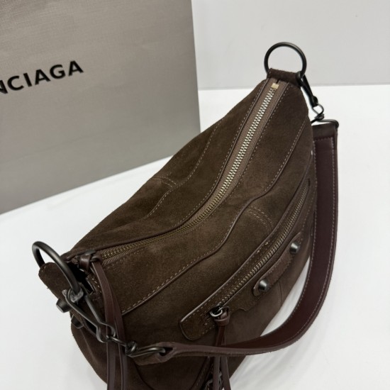Frosted Leather Coffee Balenciag New Horizontal Handle Camera Biker Bag The increasingly popular Parisian biker bag has finally been updated with a new version of the traditional biker bag, along with the classic biker elements, full of rock 'n' roll bold