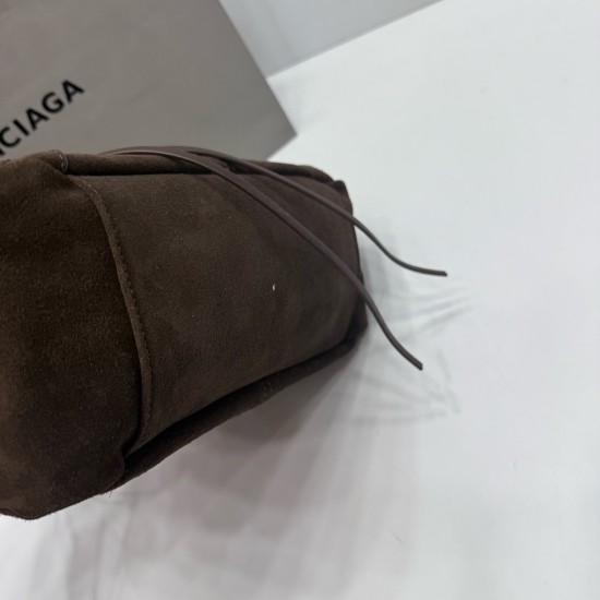 Frosted Leather Coffee Balenciag New Horizontal Handle Camera Biker Bag The increasingly popular Parisian biker bag has finally been updated with a new version of the traditional biker bag, along with the classic biker elements, full of rock 'n' roll bold