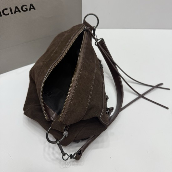 Frosted Leather Coffee Balenciag New Horizontal Handle Camera Biker Bag The increasingly popular Parisian biker bag has finally been updated with a new version of the traditional biker bag, along with the classic biker elements, full of rock 'n' roll bold