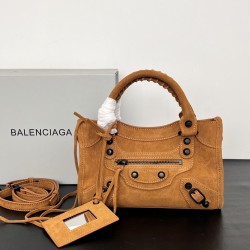 Small Brushed Brown New Le City Biker Bag A classic reinterpretation of an iconic bag first introduced in 2000BALENCIAGA Le City returnsThe reintroduction of the Le City in luxurious Arena leather emphasizes vintage detailing including the original-size r
