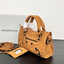 Small Brushed Brown New Le City Biker Bag A classic reinterpretation of an iconic bag first introduced in 2000BALENCIAGA Le City returnsThe reintroduction of the Le City in luxurious Arena leather emphasizes vintage detailing including the original-size r