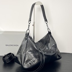 Balengiag le city moto large biker bag is back in full force if you like the biker bag rivets can feel but want it a little more minimalist strongly recommend that you choose moto weight lightweight capacity of the whole bag is also loose and loose the mo
