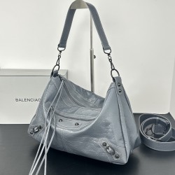 380360 Balengiag le city moto large biker bag is back in full force If you like the biker bag's studded functionality but want it to be a little more minimalist, we strongly recommend that you choose the moto lightweight and large capacity, the whole bag 