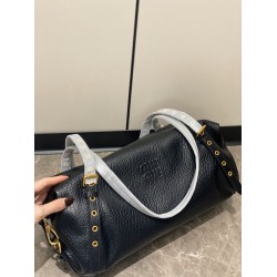 380 also has its own croissant, the bubble leather underarm bag is retro and a little bit biker style, the weight and capacity is large enough for daily commuting, the shoulder strap can be adjusted.