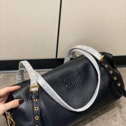 380 also has its own croissant, the bubble leather underarm bag is retro and a little bit biker style, the weight and capacity is large enough for daily commuting, the shoulder strap can be adjusted.