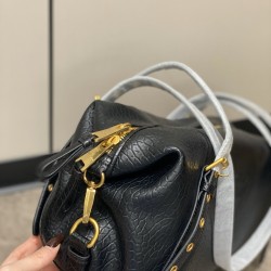 380 also has its own croissant, the bubble leather underarm bag is retro and a little bit biker style, the weight and capacity is large enough for daily commuting, the shoulder strap can be adjusted.