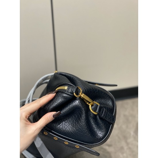 380 also has its own croissant, the bubble leather underarm bag is retro and a little bit biker style, the weight and capacity is large enough for daily commuting, the shoulder strap can be adjusted.