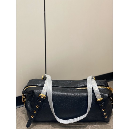 380 also has its own croissant, the bubble leather underarm bag is retro and a little bit biker style, the weight and capacity is large enough for daily commuting, the shoulder strap can be adjusted.