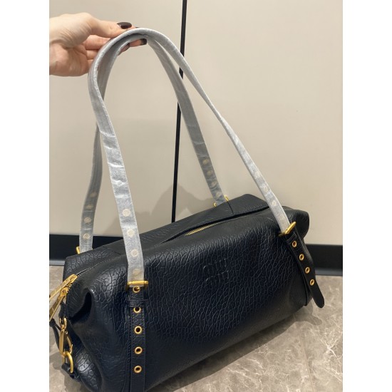 380 also has its own croissant, the bubble leather underarm bag is retro and a little bit biker style, the weight and capacity is large enough for daily commuting, the shoulder strap can be adjusted.