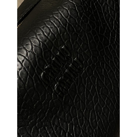 380 also has its own croissant, the bubble leather underarm bag is retro and a little bit biker style, the weight and capacity is large enough for daily commuting, the shoulder strap can be adjusted.