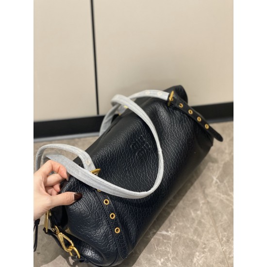 380 also has its own croissant, the bubble leather underarm bag is retro and a little bit biker style, the weight and capacity is large enough for daily commuting, the shoulder strap can be adjusted.
