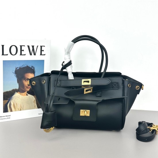 Mini mini series Bel Air white smooth cowhide leather mini handbag decorated with aged silver metal with removable leather keychain with two buckles turn lock closure with front buckle strap can be free to switch the style on the body cool and spicy full 