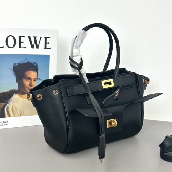 Mini mini series Bel Air white smooth cowhide leather mini handbag decorated with aged silver metal with removable leather keychain with two buckles turn lock closure with front buckle strap can be free to switch the style on the body cool and spicy full 