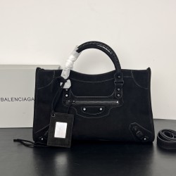 Large Brushed Black New Le City Biker Bag A classic reinterpreted A return to the iconic bag first introduced in 2000 BALENCIAGA Le City is reintroduced in luxurious Arena leather The reintroduction of the Le City emphasizes vintage detailing, including t