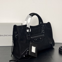 Large Brushed Black New Le City Biker Bag A classic reinterpreted A return to the iconic bag first introduced in 2000 BALENCIAGA Le City is reintroduced in luxurious Arena leather The reintroduction of the Le City emphasizes vintage detailing, including t