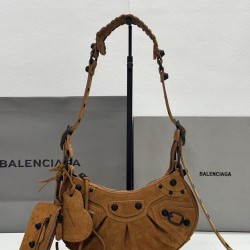 Small frosted brown spot Balenciag Le Cagole half-moon tooth armpit bag crossbody bag king bomb BB new favorite debut ah in the traditional biker bag on the improvement of the adjustable woven shoulder strap additional eyelets and hanging leather card bag