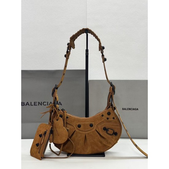 Small frosted brown spot Balenciag Le Cagole half-moon tooth armpit bag crossbody bag king bomb BB new favorite debut ah in the traditional biker bag on the improvement of the adjustable woven shoulder strap additional eyelets and hanging leather card bag
