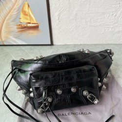 580 Original Balenciaga Ludin's Fashion Balenciaga is known for its high standards and avant-garde creativity, and has a knack for incorporating experimental elements and simplicity into its designs.This crossbody bag brings a distinctive style to your ou