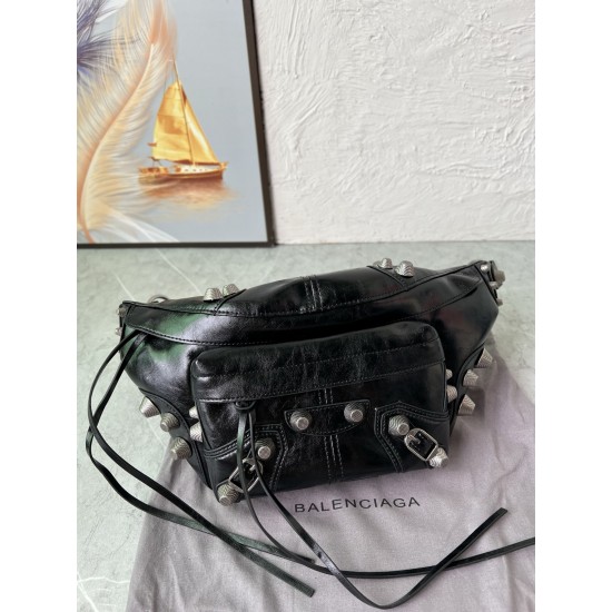 580 Original Balenciaga Ludin's Fashion Balenciaga is known for its high standards and avant-garde creativity, and has a knack for incorporating experimental elements and simplicity into its designs.This crossbody bag brings a distinctive style to your ou