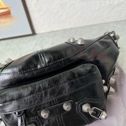 580 Original Balenciaga Ludin's Fashion Balenciaga is known for its high standards and avant-garde creativity, and has a knack for incorporating experimental elements and simplicity into its designs.This crossbody bag brings a distinctive style to your ou