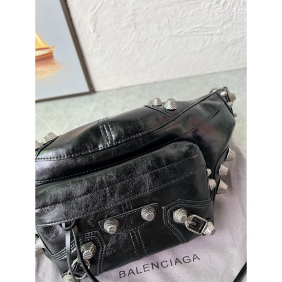 580 Original Balenciaga Ludin's Fashion Balenciaga is known for its high standards and avant-garde creativity, and has a knack for incorporating experimental elements and simplicity into its designs.This crossbody bag brings a distinctive style to your ou