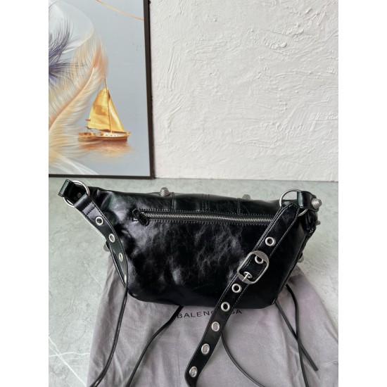 580 Original Balenciaga Ludin's Fashion Balenciaga is known for its high standards and avant-garde creativity, and has a knack for incorporating experimental elements and simplicity into its designs.This crossbody bag brings a distinctive style to your ou