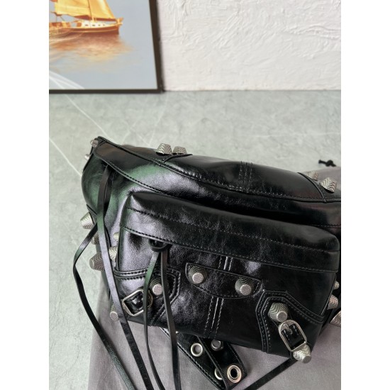 580 Original Balenciaga Ludin's Fashion Balenciaga is known for its high standards and avant-garde creativity, and has a knack for incorporating experimental elements and simplicity into its designs.This crossbody bag brings a distinctive style to your ou