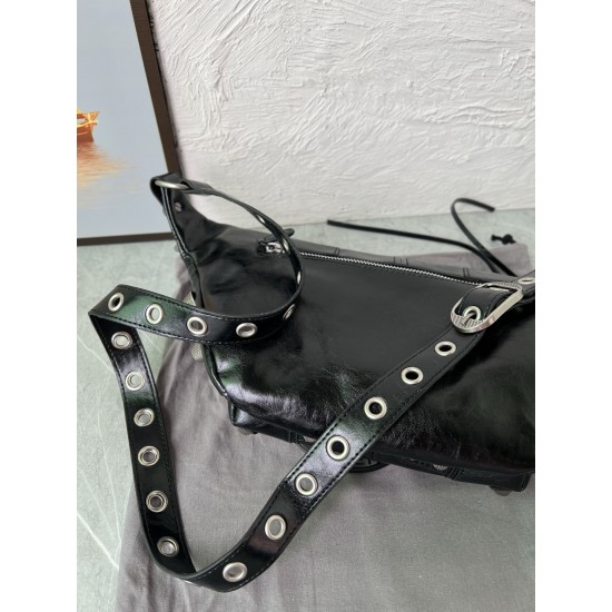 580 Original Balenciaga Ludin's Fashion Balenciaga is known for its high standards and avant-garde creativity, and has a knack for incorporating experimental elements and simplicity into its designs.This crossbody bag brings a distinctive style to your ou