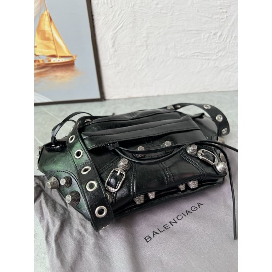 580 Original Balenciaga Ludin's Fashion Balenciaga is known for its high standards and avant-garde creativity, and has a knack for incorporating experimental elements and simplicity into its designs.This crossbody bag brings a distinctive style to your ou