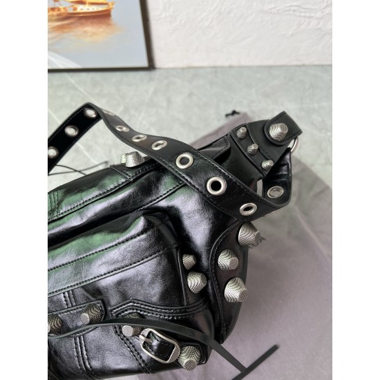 580 Original Balenciaga Ludin's Fashion Balenciaga is known for its high standards and avant-garde creativity, and has a knack for incorporating experimental elements and simplicity into its designs.This crossbody bag brings a distinctive style to your ou