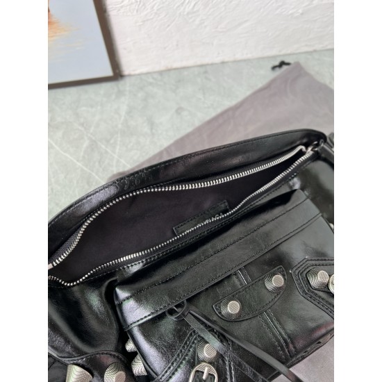 580 Original Balenciaga Ludin's Fashion Balenciaga is known for its high standards and avant-garde creativity, and has a knack for incorporating experimental elements and simplicity into its designs.This crossbody bag brings a distinctive style to your ou