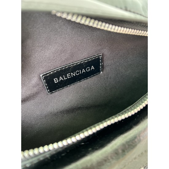 580 Original Balenciaga Ludin's Fashion Balenciaga is known for its high standards and avant-garde creativity, and has a knack for incorporating experimental elements and simplicity into its designs.This crossbody bag brings a distinctive style to your ou