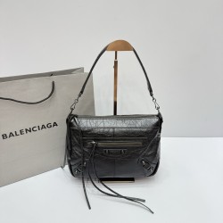 Oil wax black large Balenciag new horizontal handheld camera biker bag more and more hot Parisian biker bag finally on the new models in the traditional biker bag to improve the classic biker elements full of rock and roll atmosphere of bold and avant-gar