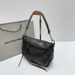 Oil wax black large Balenciag new horizontal handheld camera biker bag more and more hot Parisian biker bag finally on the new models in the traditional biker bag to improve the classic biker elements full of rock and roll atmosphere of bold and avant-gar