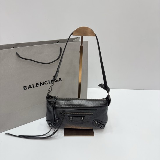 Waxed Black Small Balenciag New Horizontal Handle Camera Biker Bag The increasingly popular Parisian biker bag is finally new! The traditional biker bag has been improved to maintain the classic biker elements, full of rock and roll atmosphere, bold and a