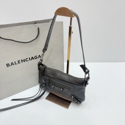 Waxed Black Small Balenciag New Horizontal Handle Camera Biker Bag The increasingly popular Parisian biker bag is finally new! The traditional biker bag has been improved to maintain the classic biker elements, full of rock and roll atmosphere, bold and a