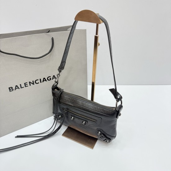 Waxed Black Small Balenciag New Horizontal Handle Camera Biker Bag The increasingly popular Parisian biker bag is finally new! The traditional biker bag has been improved to maintain the classic biker elements, full of rock and roll atmosphere, bold and a